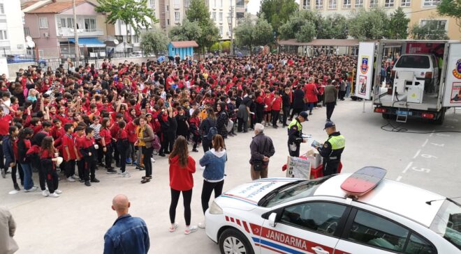 JANDARMA BİNLERCE ÖĞRENCİYE TRAFİK EĞİTİMİ VERDİ