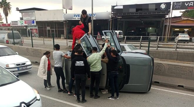 YAN YATAN OTOMOBİLDEKİ GENÇLERİ VATANDAŞLAR KURTARDI