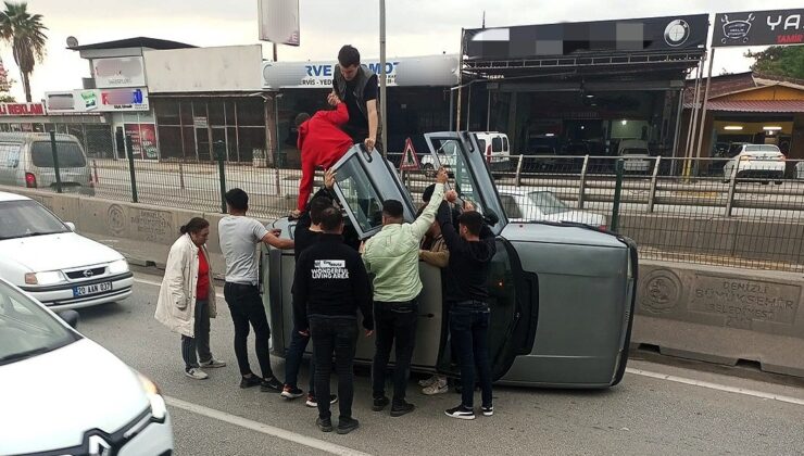 YAN YATAN OTOMOBİLDEKİ GENÇLERİ VATANDAŞLAR KURTARDI