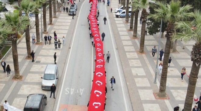 120 metrelik Türk bayrağı elden ele taşındı