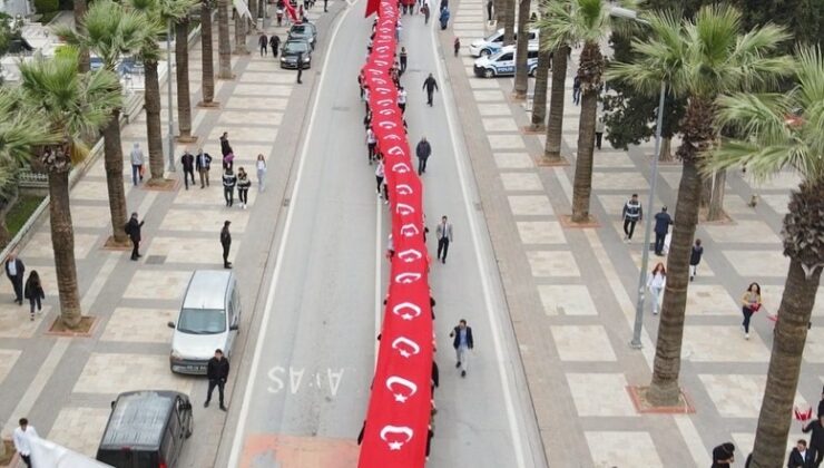 120 metrelik Türk bayrağı elden ele taşındı