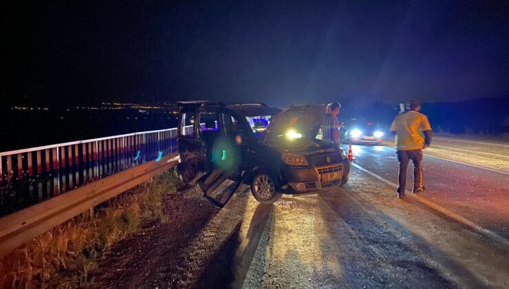 Otomobil dönmeye çalışan ticariye çarptı; 3 yaralı