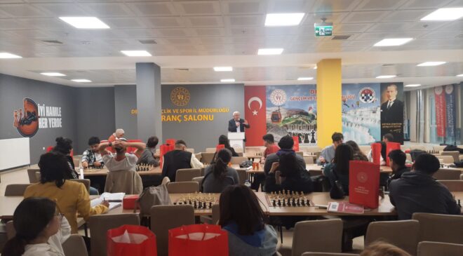 Usta satranççılar hamlelerini şampiyonluk için yapıyor