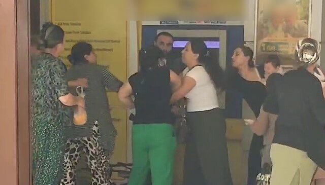 ATM’de sıra bekleyen kadınlar yumruklu kavgaya tutuştu