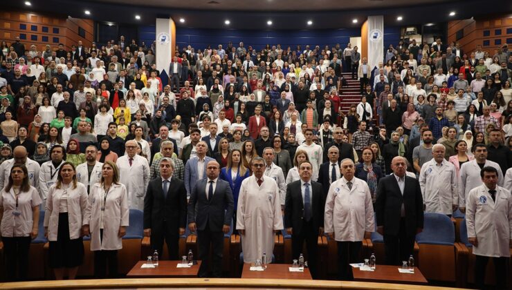 271 TIP ÖĞRENCİSİ BEYAZ ÖNLÜKLERİNİ GİYDİ