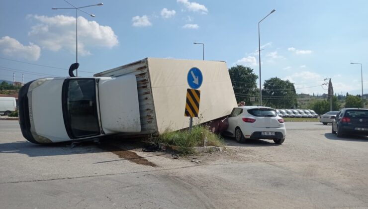 Zincirleme kazaya karışan araç, yoldan geçen otomobilin üzerine devrildi