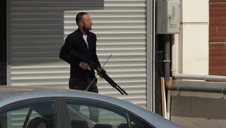 POMPALI TÜFEKLE SOKAĞI ESİR ALDI