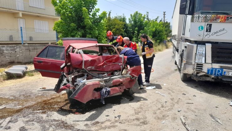 TIR İLE OTOMOBİL KAFA KAFAYA ÇARPIŞTI: 2 YARALI