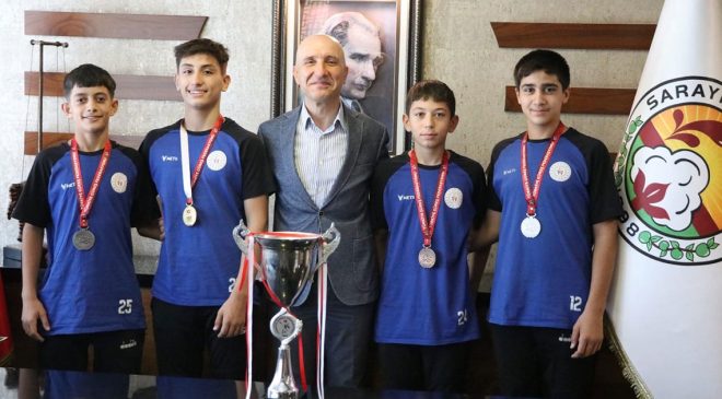 Başkan Özbaş, ödüllü güreşçileri makamında ağırladı