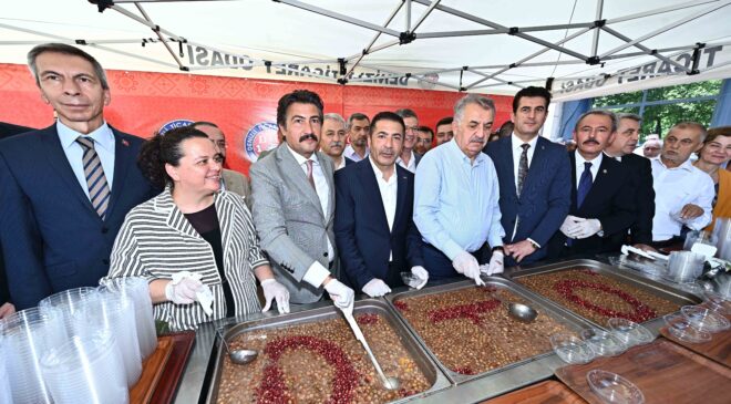 DTO’NUN AŞURE HAYRINA İLGİ YOĞUN OLDU ŞEHİTLERİN RUHUNA HEDİYE EDİLDİ