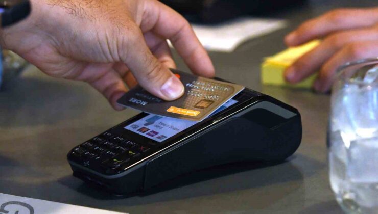 KREDİ KARTLARININ BOYU ‘EVEREST’İ AŞTI