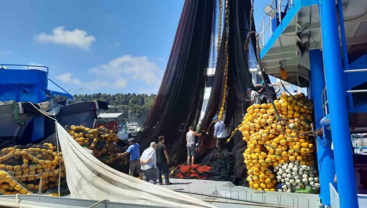 AV YASAĞININ KALKMASINA SAATLER KALA BALIKÇILAR SON HAZIRLIKLARINI YAPIYOR