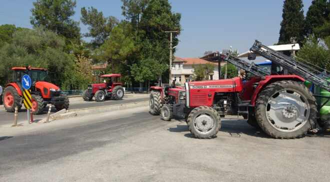 BANKANIN TAŞINMA KARARINA TEPKİ GÖSTEREN ÇİFTÇİLER TRAKTÖRLERLE YOL KAPATTI