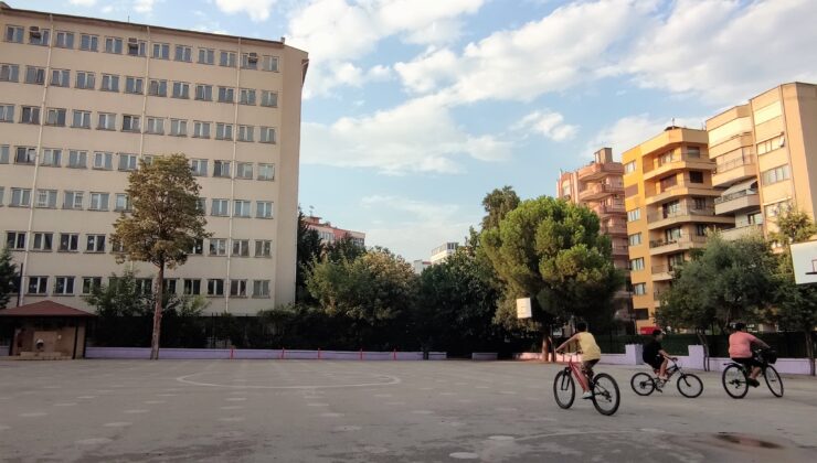 BOŞALTILAN BİNA MAHALLELİYİ TEDİRGİN EDİYOR