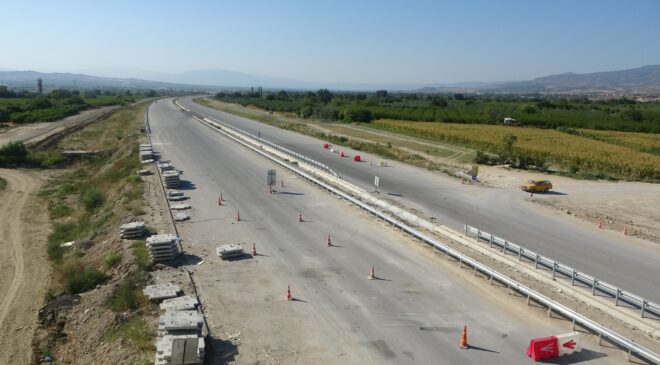 TEHLİKELİ GEÇİDİ KULLANMAK İSTEMEYEN ÜRETİCİLER, YOLU KAPATARAK TEPKİ GÖSTERDİ