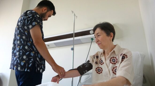 KARPUZ BÜYÜKLÜĞÜNDEKİ TÜMÖR GÖĞSÜNÜ PATLATTI