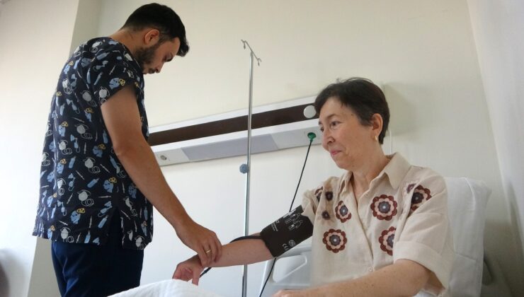 KARPUZ BÜYÜKLÜĞÜNDEKİ TÜMÖR GÖĞSÜNÜ PATLATTI