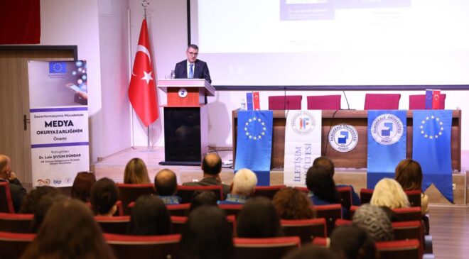 İLETİŞİM FAKÜLTESİ’NDE İLK DERS: “DEZENFORMASYONLA MÜCADELE”