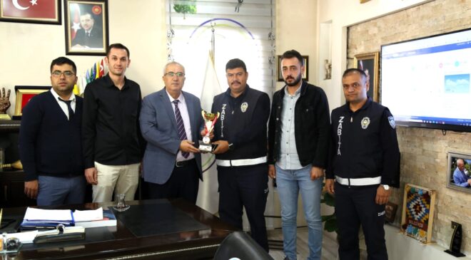 ÇAMELİ VOLEYBOL TAKIMI KUPAYI BAŞKAN ARSLAN’A TAKDİM ETTİ