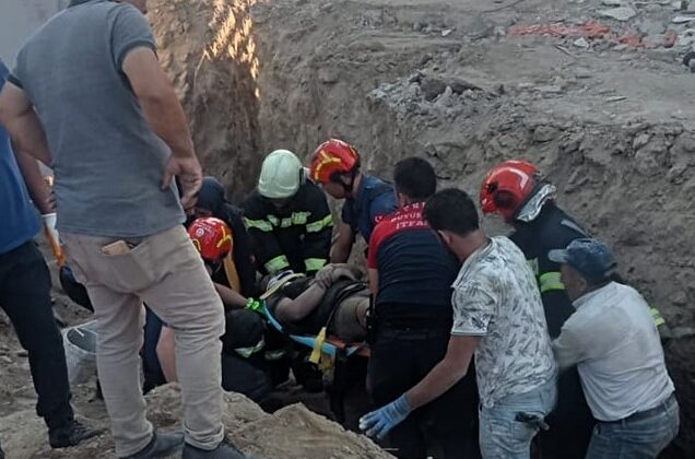 GÖÇÜK ALTINDA KALAN İŞÇİ KURTARILARAK HASTANEYE KALDIRILDI