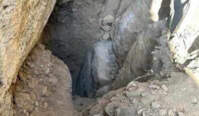 JANDARMA KAÇAK KAZI YAPAN DEFİNECİLERİ SUÇÜSTÜ YAKALADI