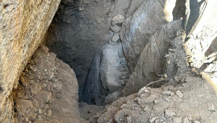 JANDARMA KAÇAK KAZI YAPAN DEFİNECİLERİ SUÇÜSTÜ YAKALADI