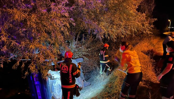 ŞARAMPOLE YUVARLANAN ARAÇ AĞAÇTA ASILI KALDI: 2 ÖLÜ, 3 YARALI