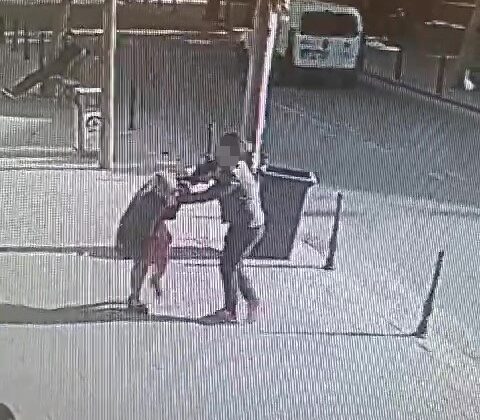 SAÇINDAN TUTTUĞU KADINI DAKİKALARCA SÜRÜKLEDİ