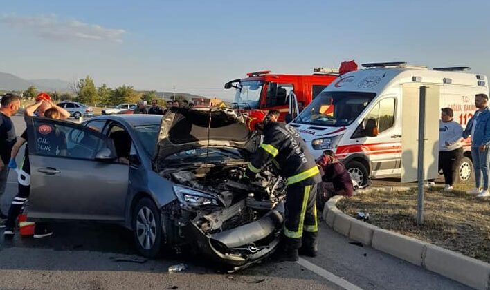 SABIKALI KAVŞAKTA İKİ ARAÇ ÇARPIŞTI: 1 ÖLÜ, 5 YARALI