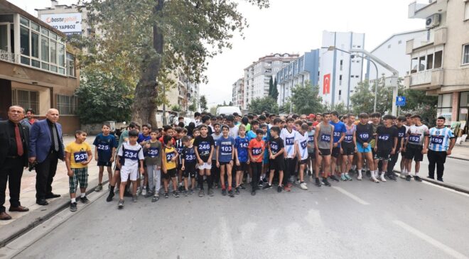 CUMHURİYET KOŞUSUNDA 292 GENÇ YARIŞTI