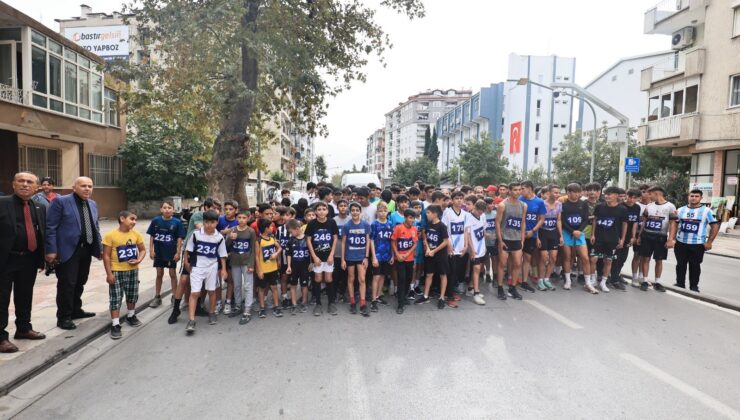 CUMHURİYET KOŞUSUNDA 292 GENÇ YARIŞTI