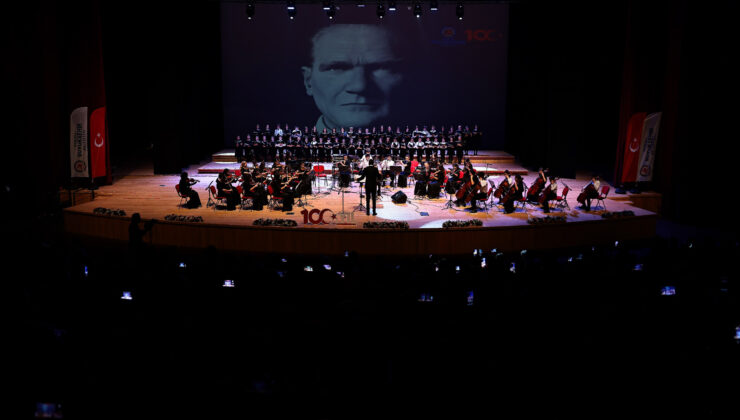 CUMHURİYETİN 100. YILINA ÖZEL 100 ÇOCUK SAHNE ALDI