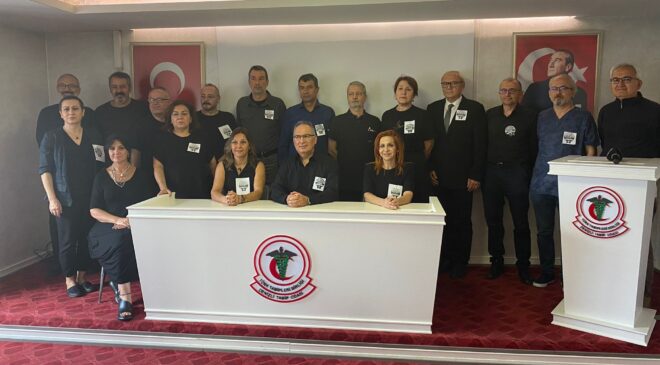 HEKİMLER SİYAH ÖNLÜKLERİNİ GİYDİ