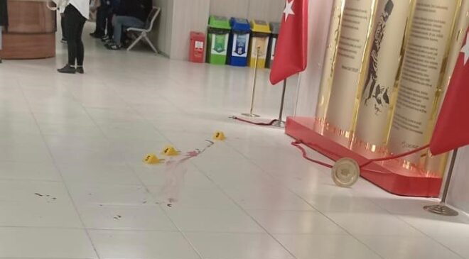 BARIŞMAK İSTEMEYEN EŞİNİ DAVA ÖNCESİ ADLİYEDE BIÇAKLADI