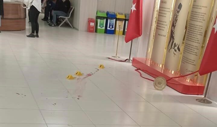 BARIŞMAK İSTEMEYEN EŞİNİ DAVA ÖNCESİ ADLİYEDE BIÇAKLADI