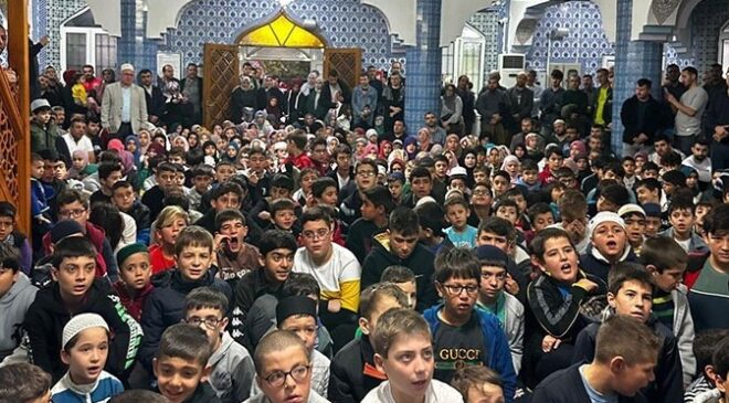 GENCİNDEN YAŞLISINA ELLER GAZZE İÇİN AÇILDI