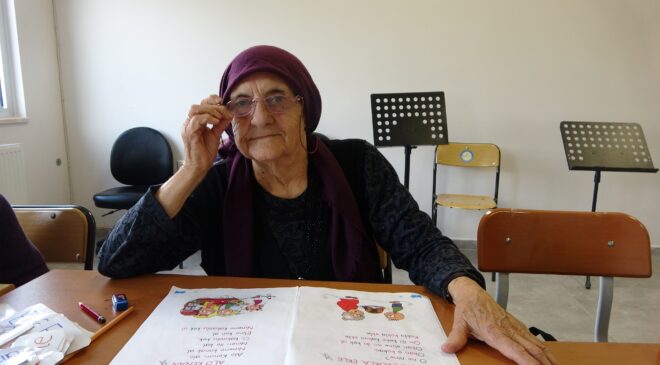 79 YAŞINDA OKUMA-YAZMA ÖĞRENİYOR