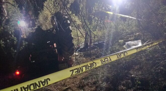 DEVRİLEN TRAKTÖRÜN ALTINDA HAYATINI KAYBETTİ