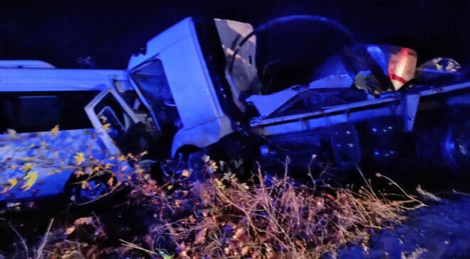 KARŞI ŞERİDE GEÇEN MİNİBÜS TIRA ÇARPTI: 1 ÖLÜ 2 YARALI