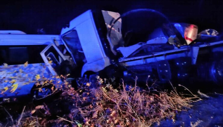 KARŞI ŞERİDE GEÇEN MİNİBÜS TIRA ÇARPTI: 1 ÖLÜ 2 YARALI