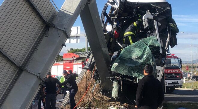 OTOBÜS KAZASINDA 4’Ü AĞIR 20 YARALI !