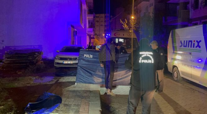 EVİNDE BIÇAKLANAN GENÇ SON NEFESİNİ SOKAK ORTASINDA VERDİ