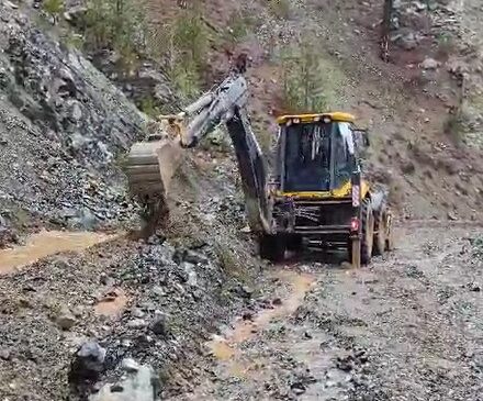 ÇAMELİ’DE AŞIRI YAĞIŞLARDA BOZULAN YOLLAR TEKRAR KULLANIMA AÇILDI