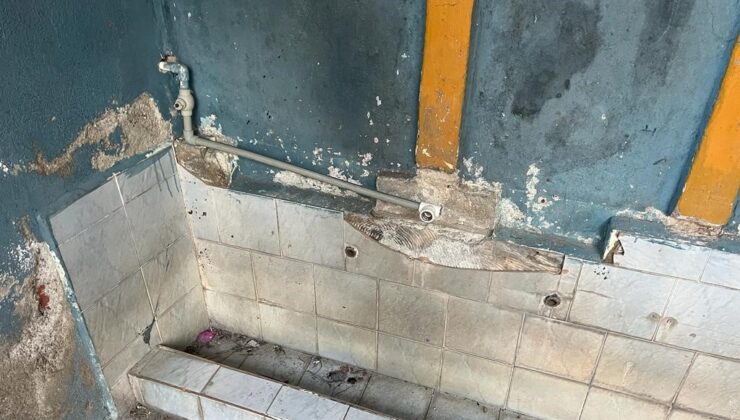 OYNARKEN MUSLUKLARI KIRAN ÖĞRENCİLER, ARKADAŞLARINI SUSUZ BIRAKTI