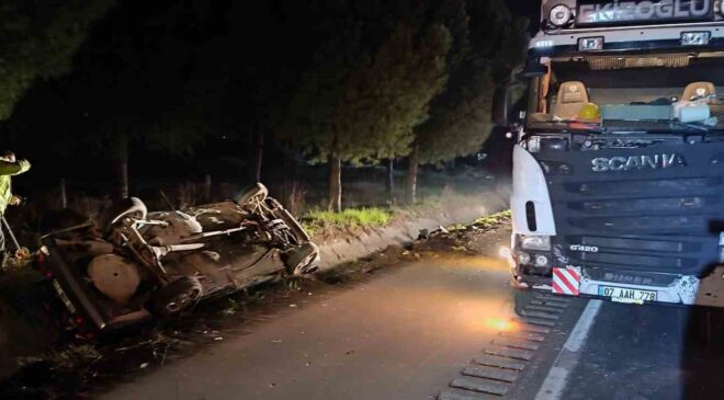 TIRA ÇARPAN OTOMOBİL ŞARAMPOLE DEVRİLDİ: 2 AĞIR YARALI