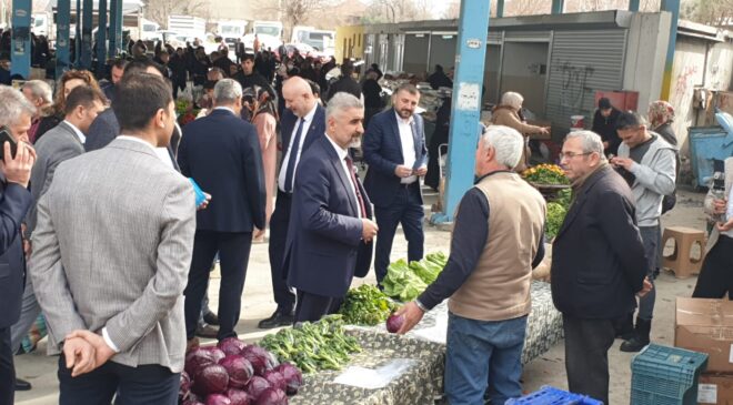 PINARKENT MAHALLESİ EVLADI TÜRKAY BERBEROĞLU’NU BAĞRINA BASTI