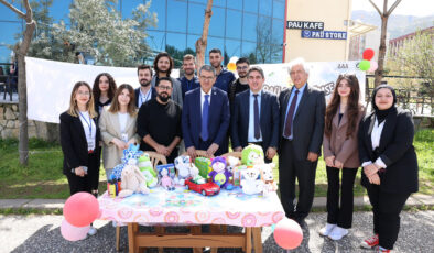 REKTÖR KUTLUHAN “PAÜ İLE GÜLÜMSE” STANDINI ZİYARET ETTİ