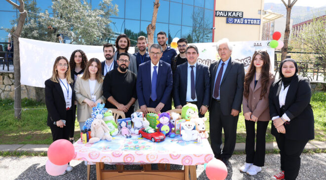 REKTÖR KUTLUHAN “PAÜ İLE GÜLÜMSE” STANDINI ZİYARET ETTİ