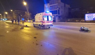 AKROBATİK HAREKETLER YAPAN MOTORCU TRAFİK IŞIKLARINA ÇAPTI