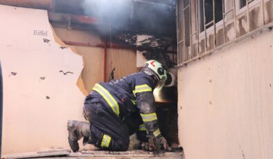 KAFE BAHÇESİNDE ÇIKAN YANGIN PANİĞE NEDEN OLDU